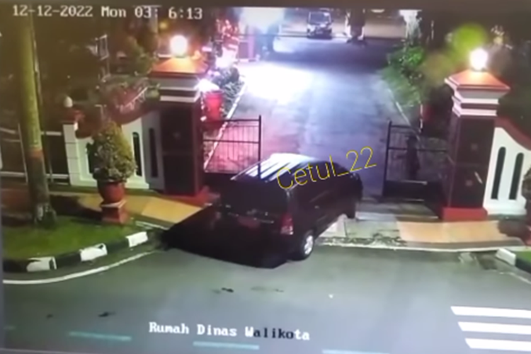 Tangkapan layar unggahan video rekaman kamera pengawas atau CCTV yang menunjukkan detik-detik mobil hitam berpelat merah diduga milik kawanan perampok rumah dinas Wali Kota Blitar.