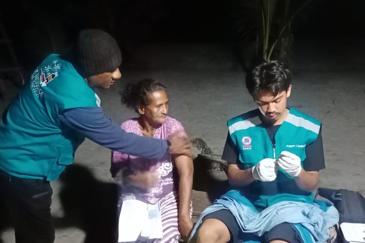 Tim Vaksinasi dari Polres Kaimana dan Pemda memberikan vaksin kepada Warga di Malam Hari