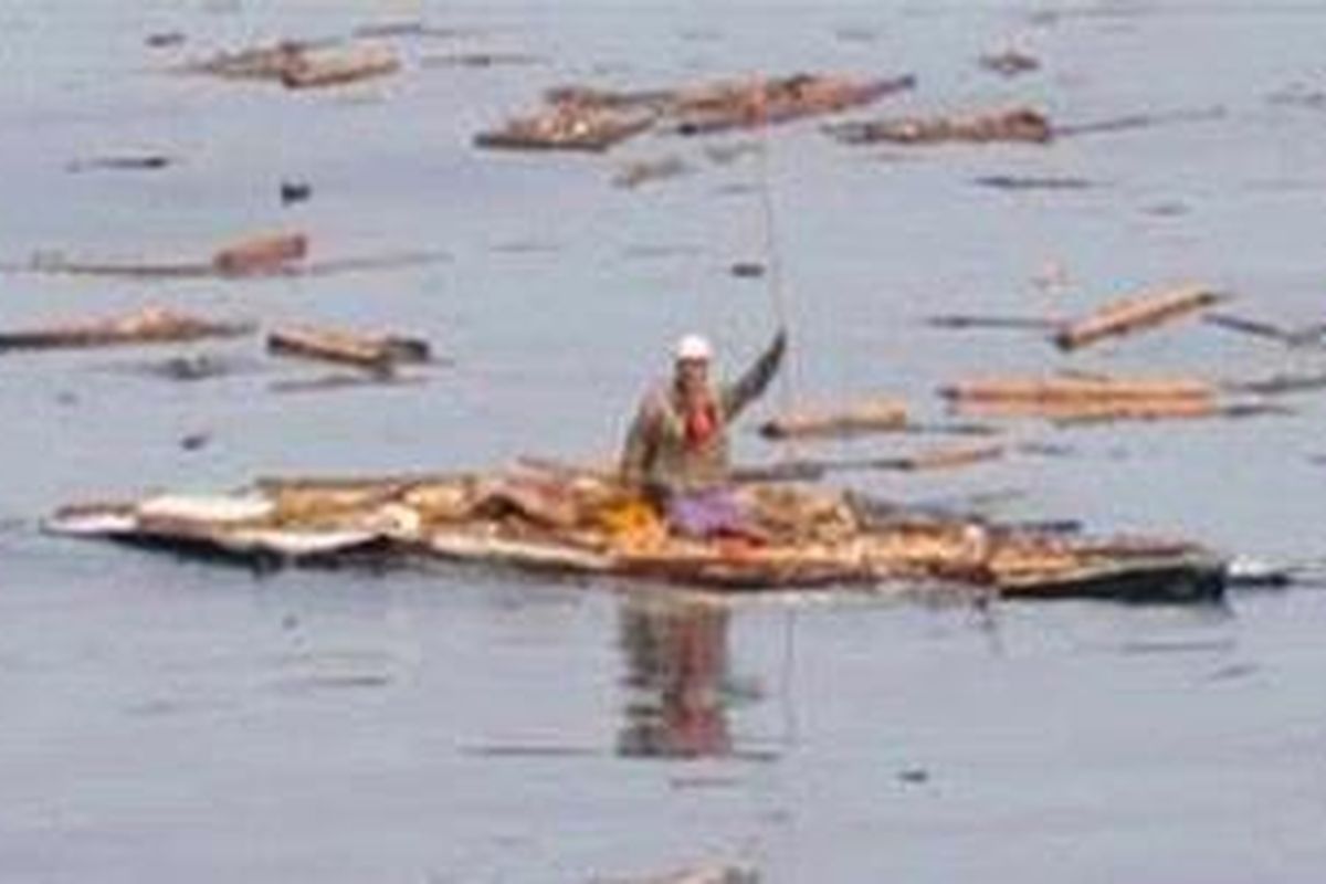 Hiromitsu Shinkawa, kakek berusia 60 tahun, warga kota Minamisoma, Prefektur Miyagi, Jepang timur laut melambaikan tangan untuk meminta tolong. Ia terseret 15 kilometer ke laut lepas. Setelah dua hari, tepatnya Minggu (13/3/2011), ia ditemukan dalam keadaan selamat dan sehat.