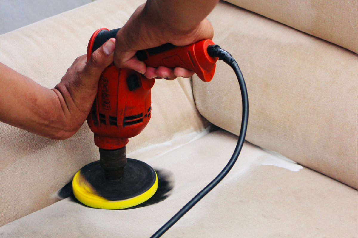 Sofa yang bersih tidak hanya membuat ruang keluarga lebih nyaman, tetapi juga menjaga kualitas udara di rumah dengan mengurangi debu, tungau, dan kuman yang dapat menyebabkan alergi atau masalah pernapasan.