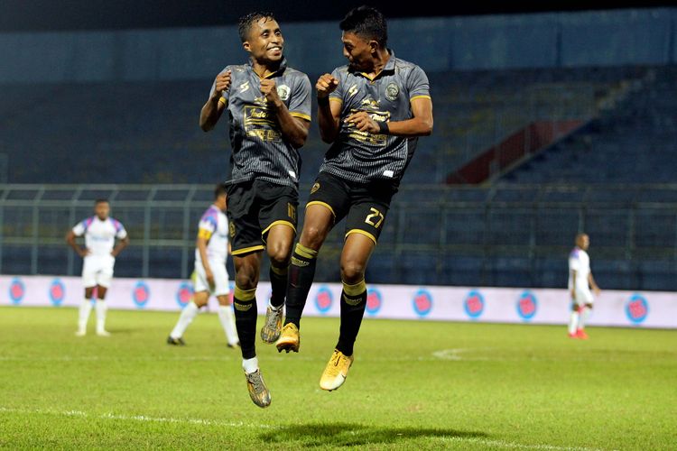 Selebrasi pemain Arema FC, Ridwan Tawainella seusai Dedik Setiawan mencetak gol ke gawang RANS Cilegon FC saat uji coba yang berakhir dengan skor 6-2 di Stadion Kanjuruhan Kabupaten Malang, Jawa Timur, Minggu (6/6/2021) malam.