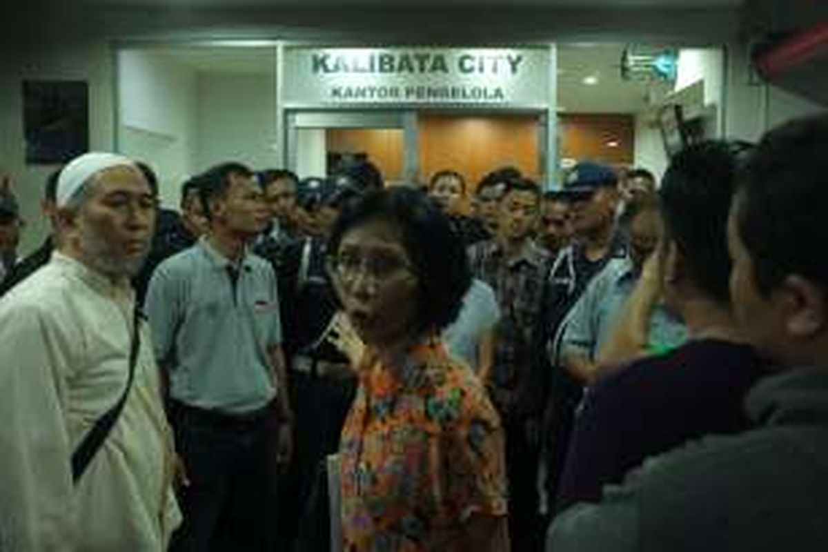 Puluhan warga penghuni Apartemen Kalibata City, Jakarta Selatan saat mendatangi kantor pengelola apartemen, Sabtu (27/8/2016). Kedatangan mereka untuk menyampaikan keberatan terhadap rencana kenaikan iuran pemeliharaan lingkungan (IPL), yang salah satu isinya menaikan biaya air bersih.