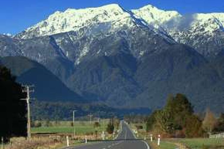 Jajaran pegunungan Alpen Selatan di Selandia Baru.