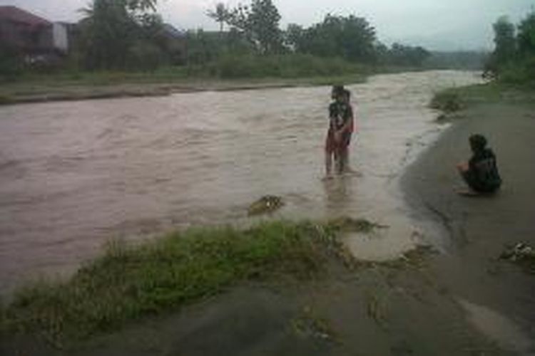Sungai Konto di Kabupaten Kediri, Jawa Timur, merupakan salah satu jalur aliran lahar hujan Gunung Kelud. Gambar diambil Selasa (18/2/2014).
