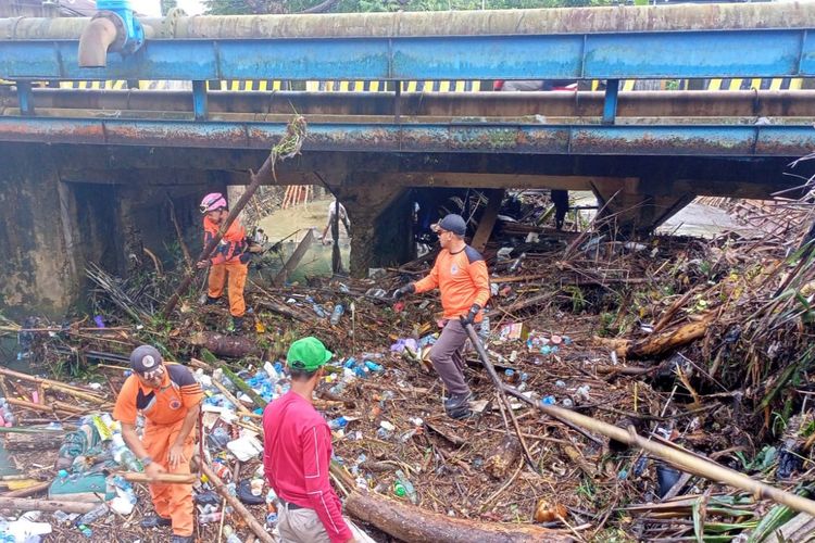 Petugas BPBD, DLH dan PUPR Kotabaru dikerahkan membersihkan sungai yang tersumbat penyebab banjir, Jumat (24/6/2022). 