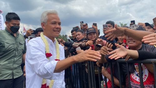 Muncul Gerakan Salam 4 Jari, Ganjar: Tunggu 14 Februari, Siapa Tahu 03 Satu Putaran