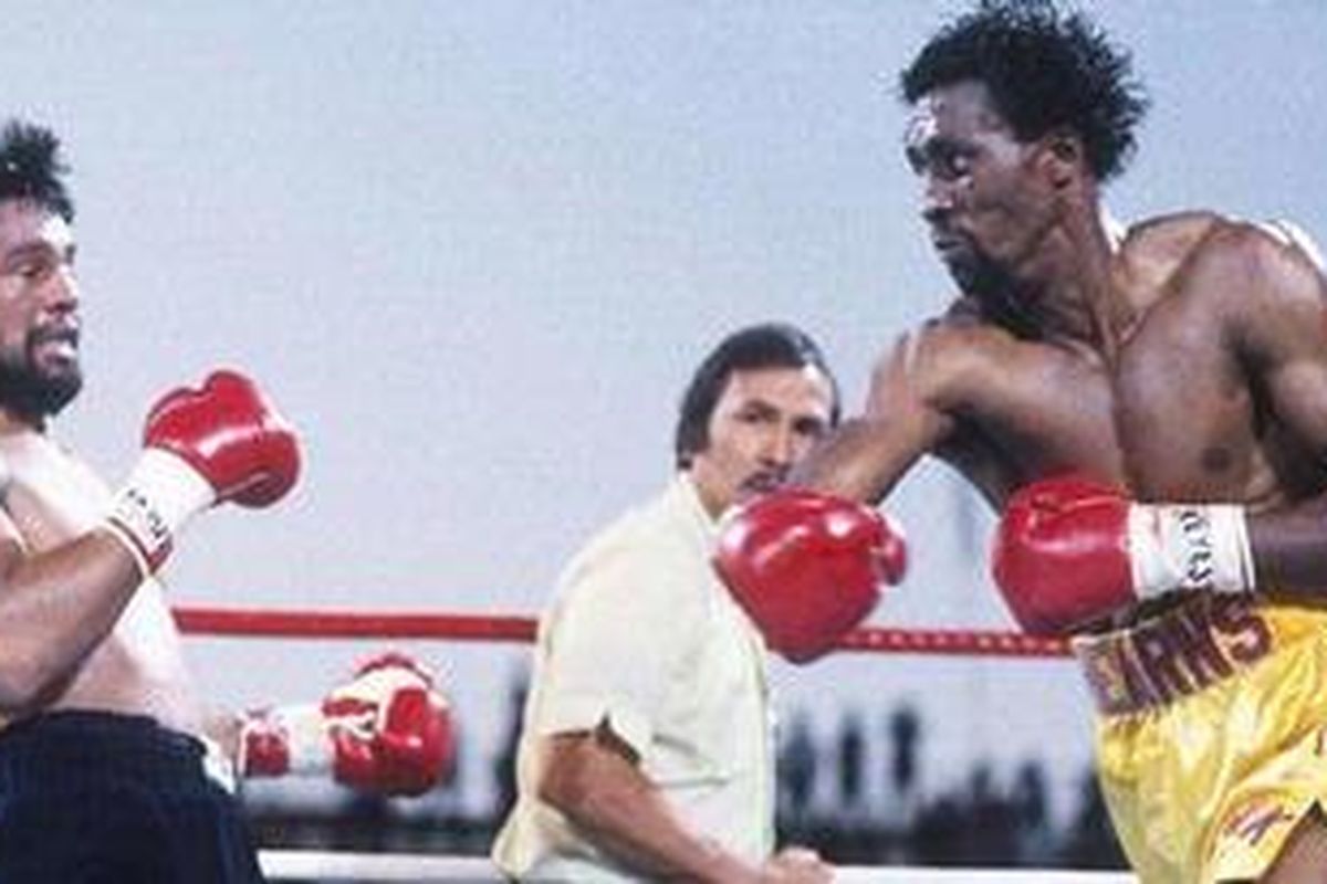 Thomas Hearns (kanan), legenda tinju 1980-an