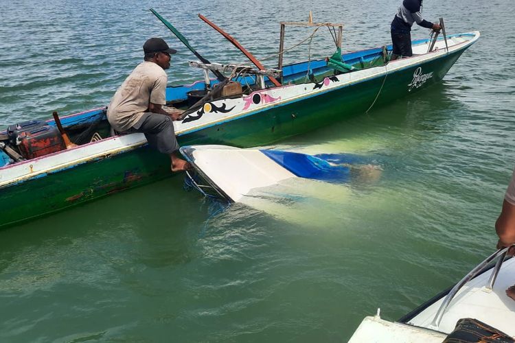 Speedboat yang menyangkut 9 orang tenggelam diperairan Kotabaru, Kalsel, Jumat (5/5/2023). Peristiwa itu menyebabkan 2 orang tewas. 