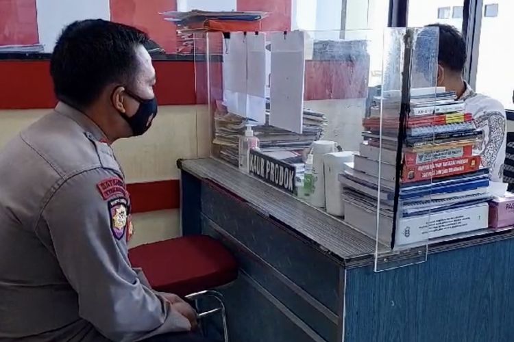 Bripka ZK, anggota Polres Lampung Tengah yang diamankan Bidpropam Polda Lampung karena diduga menginjak kepala seorang petani saat pengamanan proses eksekusi lahan PT BSA, Jumat (22/9/2023).