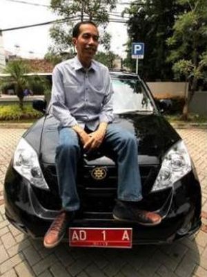 Joko Widodo, saat masih menjabat Wali Kota Solo, menaiki mobil Esemka Rajawali, melakukan kunjungan ke kantor Warta Kota, Kompas Gramedia, Jakarta, Minggu (26/2/2012).   