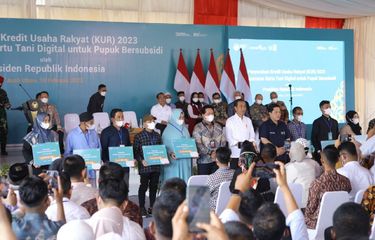 Presiden Joko Widodo berfoto bersama penerima Kredit Usaha Rakyat (KUR) PT Bank Syariah Indonesia (BSI) di Kabupaten Aceh Utara, Provinsi Aceh pada Jumat (10/2/2023).