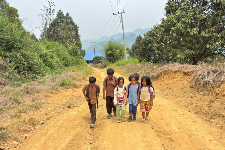 Menembus Jalan Rusak Pegunungan Mamuju, Siswa SD Jalan Kaki 4 Km demi Bersekolah