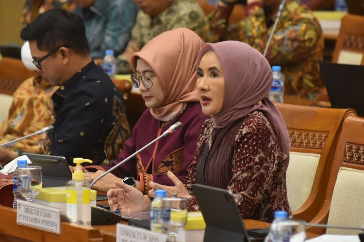 Direktur Utama (Dirut) Pertamina Nicke Widyawati saat menghadiri Rapat Dengar Pendapat (RDP) dengan Komisi VII Dewan Perwakilan Rakyat (DPR) Republik Indonesia (RI) di Jakarta, Rabu (30/8/2023).