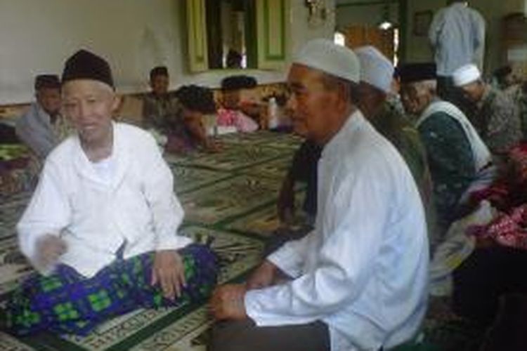 Mursidi (kiri) dan santri lansia lainnya semangat mengikuti kegiatan ibadah Ramadhan di Ponpes Sepuh, Payaman, Kabupaten Magelang.