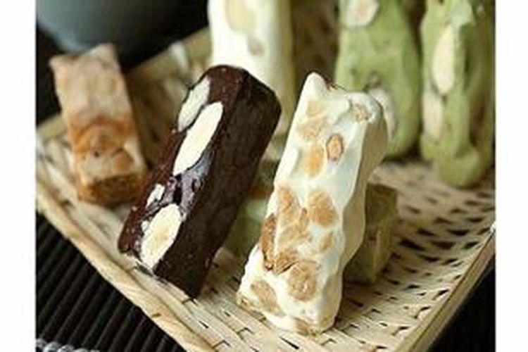La Jolie Assorted Premium Nougat - Elaine, dengan rasa milk, oatmeal, maple.