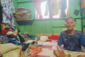 Kisah Tatang, Hidup di Rumah 3x4 Meter dengan 10 Keluarganya di Menteng