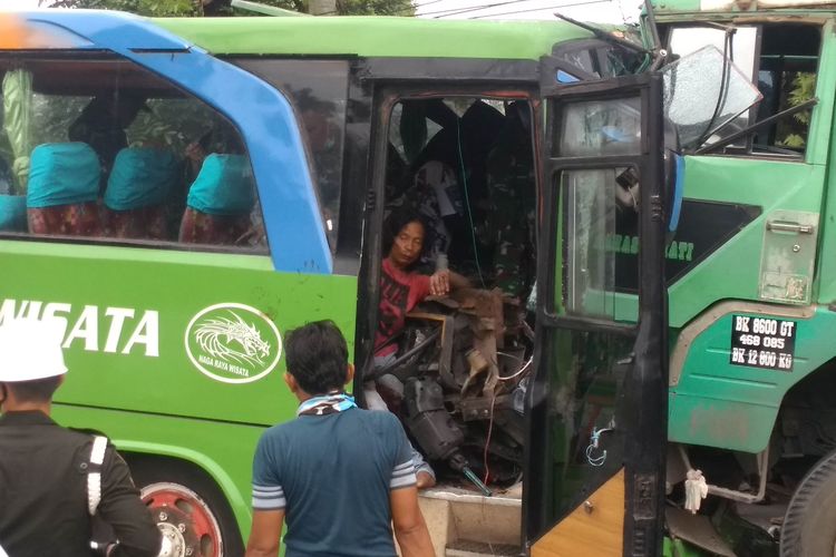 Foto: Sopir Bus terjepit dalam Bus Pariwisata yang terlibat kecelakaan dengan Truk Fuso bermuatan Kayu di Jalan Asahan, Kecamatan Siantar, Kabupaten Simalungun, Jumat (18/12/2020).