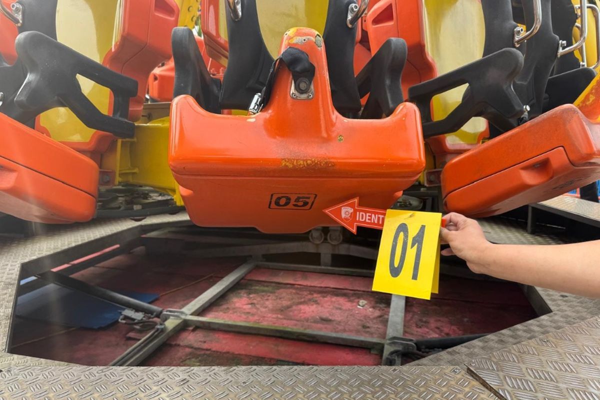 Polisi melakukan olah TKP di wahana permainan 360° PENDULUM di tempat wisata Jatim Park 1, Kota Batu, Jawa Timur. 