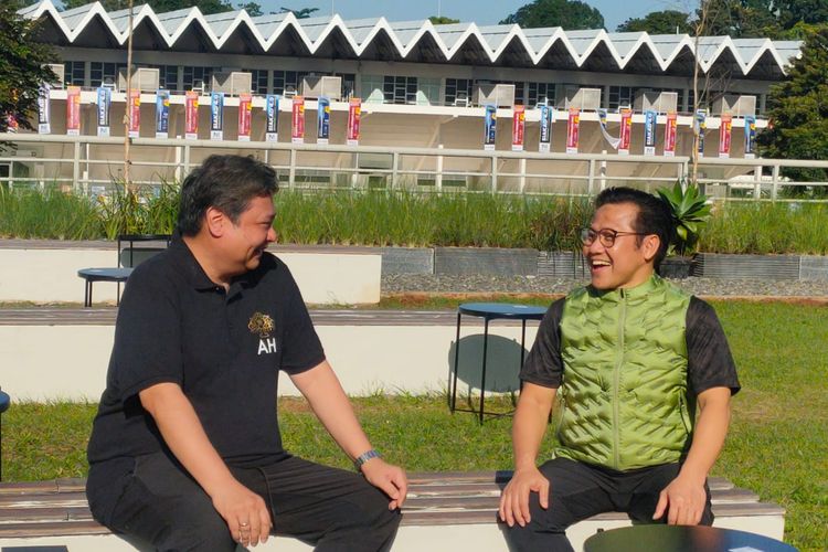 Ketua Umum Partai Golkar Airlangga Hartarto dan Ketua Umum Partai Kebangkitan Bangsa (PKB) Muhaimin Iskandar duduk bersama saat saling bertemu di Istora Senayan, Jakarta, Jumat (10/2/2023) pagi.