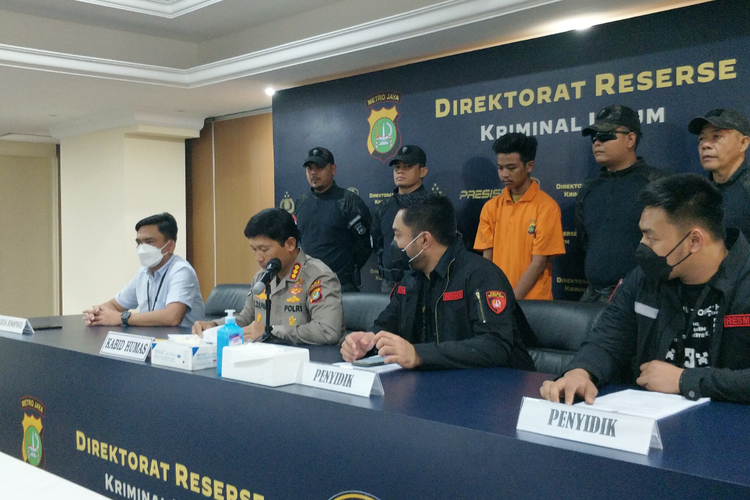 Konferensi pers penangkapan pelaku Pembunuhan pria yang jasadnya terbungkus karung di aliran Kali Pesanggrahan, Jakarta Selatan, Kamis (30/6/2022) di Mapolda Metro Jaya.