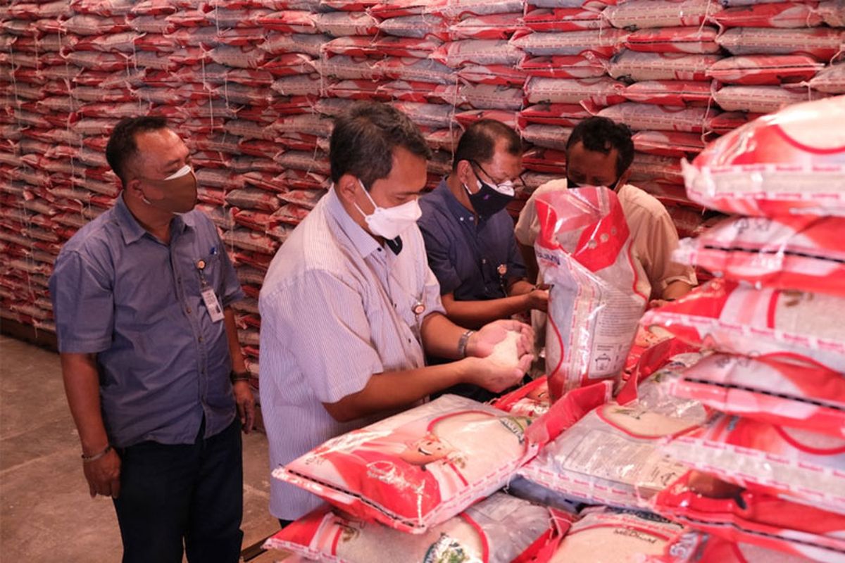 Direktur Supply Chain dan Pelayanan Publik Perum Bulog Mokhamad Suyamto bersama jajaran Perum Bulog mengecek kualitas bantuan beras PPKM di gudang Bulog. 