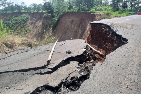 Jalan Rusak akibat Longsor di Ungaran Belum Diperbaiki, Aktivitas Warga hingga Investasi Terganggu