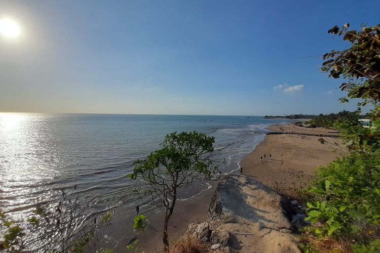 Pantai Anyer di Kabupaten Serang, Banten adalah salah satu pantai dekat Jakarta yang dapat dikunjungi.