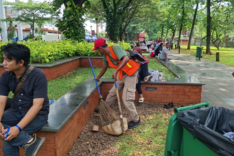 Rasa Syukur Mantan Pekerja Kebersihan TMII, Kembali Dipanggil untuk Perbantuan Lebaran