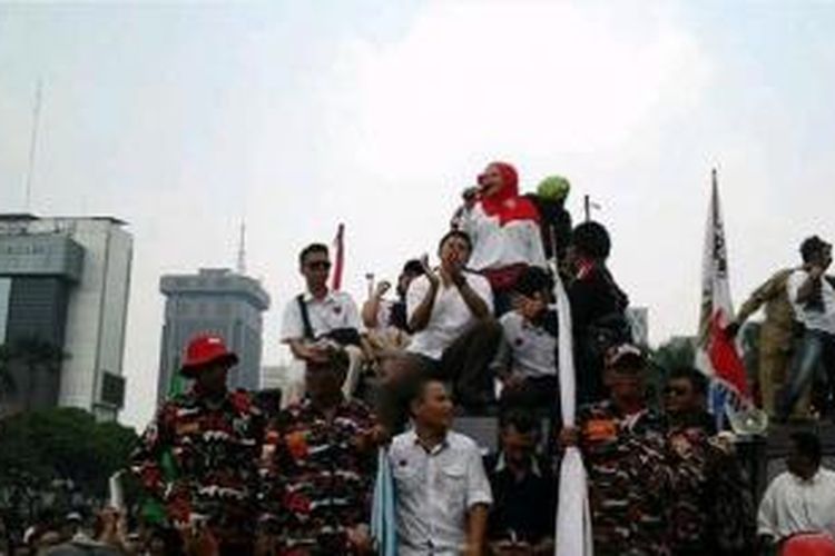 Camelia Malik ketika berorasi bersama kelompok massa pendukung Prabowo di Gedung MK