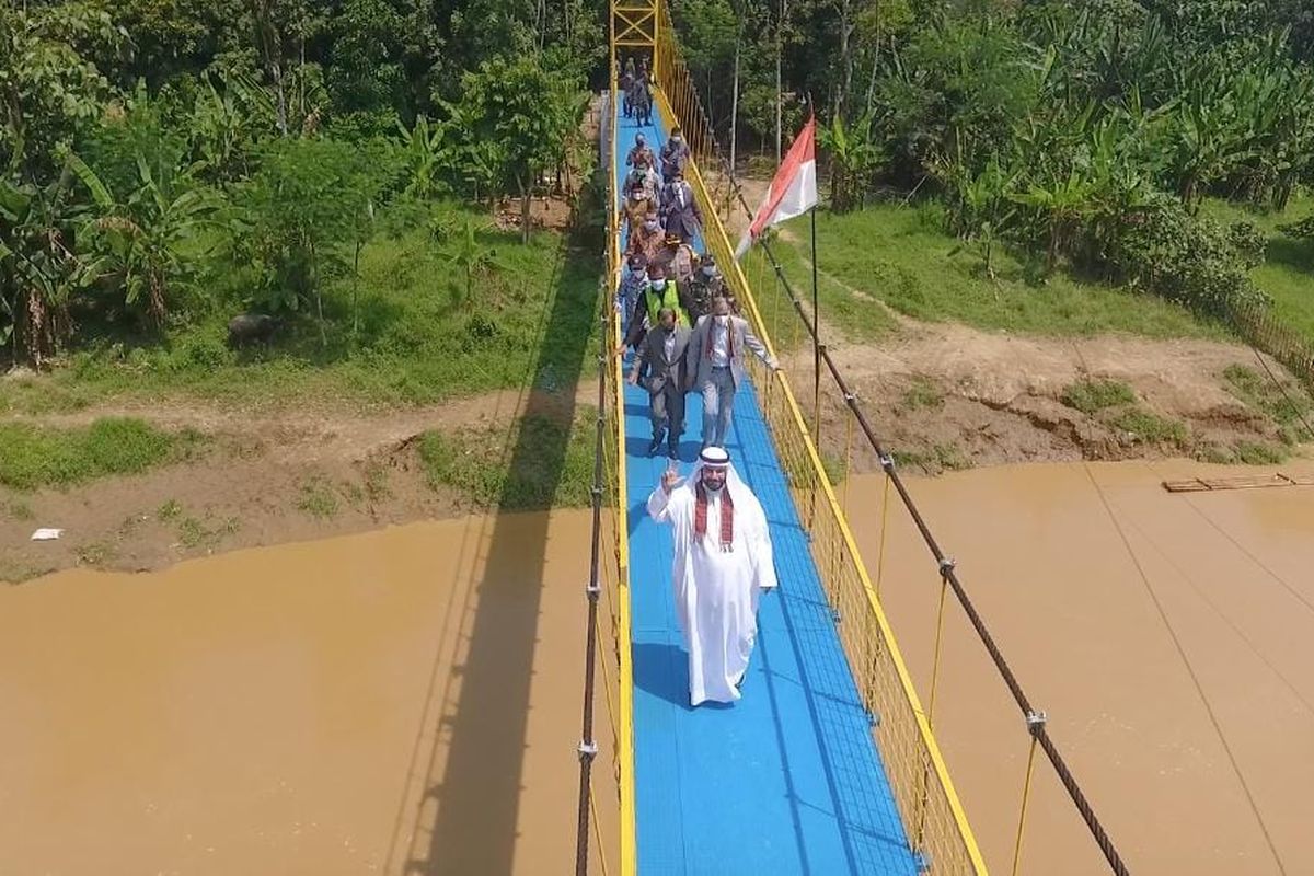 Peresmian Jembatan Gantung di Desa Ciwaru, Kabupaten Lebak, Banten oleh Lembaga Bulan Sabit Merah Uni Emirat Arab melalui 