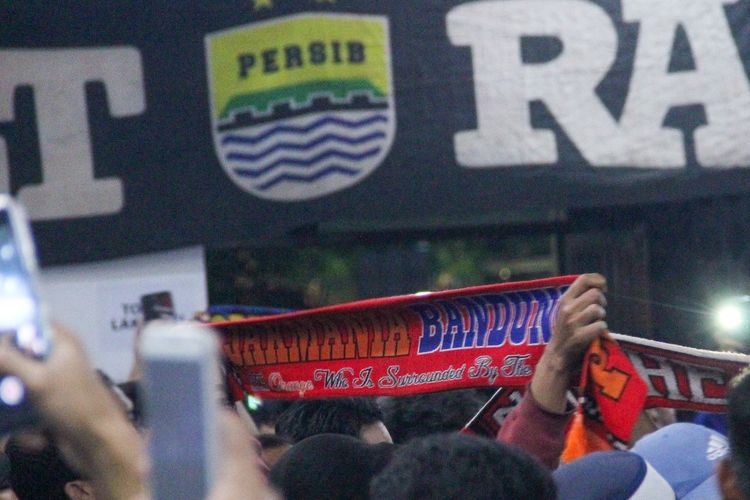 Syal Jakmania Bandung dibentangkan di Gor Saparua Bandung dalam momen doa bersama Sabtu (8/10/2022) malam. Doa bersama untuk ratusan Aremania yang gugur di tragedi Kanjuruhan 1 Oktober 2022 usai laga Arema FC vs Persebaya.