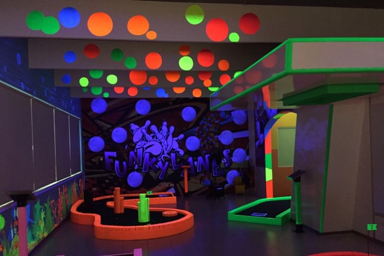 Tee and Putt, wisata bermain minigolf glow in the dark untuk anak, di Dubai.