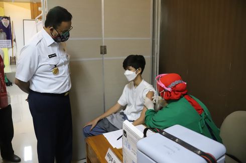 Guru Dikerahkan Jadi Tenaga Administrasi dalam Vaksinasi Siswa di Jakarta Barat