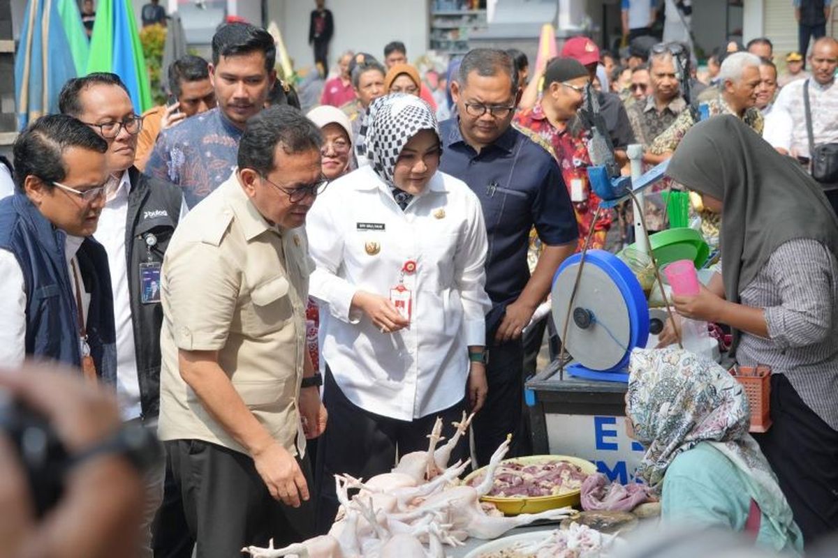 Menteri Perdagangan (Mendag) Republik Indonesia Budi Santoso bersama Bupati Klaten Sri Mulyani saat meninjau Pasar Gedhe Klaten.