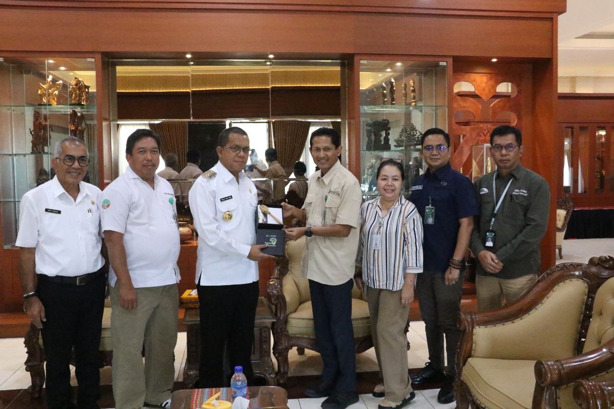 Direktur Penanganan Konflik Tenurial dan Hutan Adat (PKTHA) sekaligus Direktur Jenderal) Dirjen Perhutanan Sosial Kementerian Kehutanan, Julmansyah, bertemu Gubernur Nusa Tenggara Timur (NTT), Melki Laka Lena, untuk membahas percepatan hutan adat di wilayah NTT, Rabu (4/6/2025). 