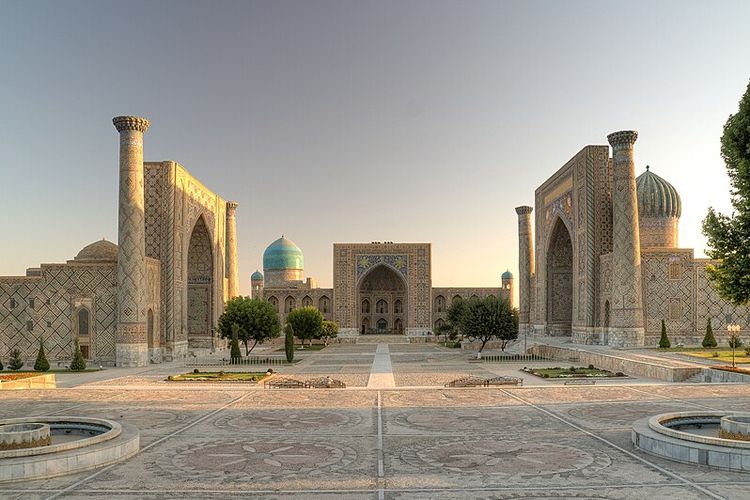 Registan Square, sebuah alun-alun yang memuat kompleks pendidikan di Samarkand, Uzbekistan. Kompleks ini dibangun pada Abad Pertengahan.
