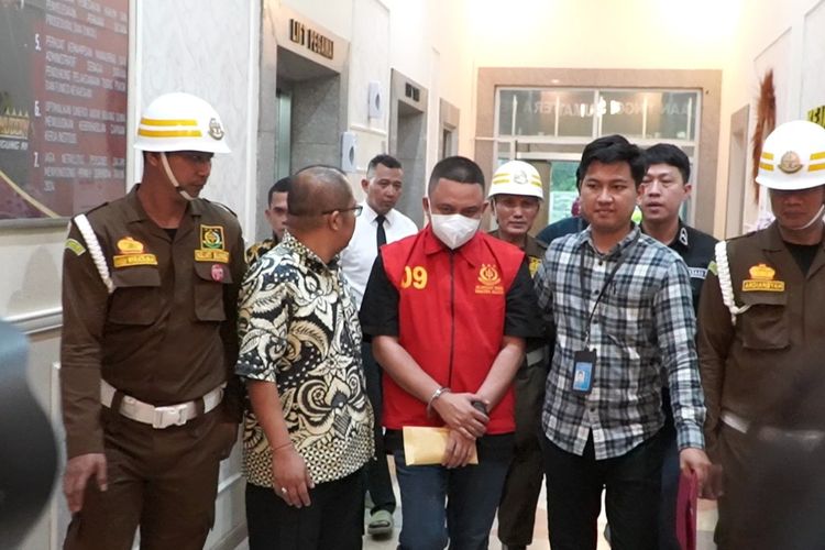 Penahanan Direktur PT Info Media Solusi Net (ISN) berinisial MA atas kasus dugaan korupsi makrup harga langganan internet di Kabupaten Musi Banyuasin, Sumatera Selatan.