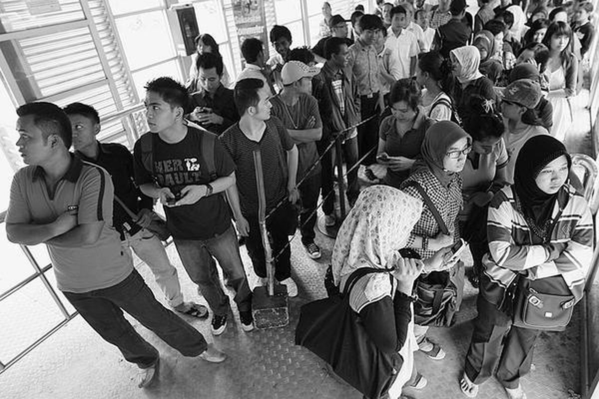 Calon penumpang bus transjakarta dipisahkan berdasarkan jenis kelamin saat antre menaiki bus jurusan Pulogadung di halte Harmoni, Jakarta Pusat, Kamis (10/6). Pemisahan itu bertujuan menghindarkan terjadinya pelecehan seksual yang mungkin terjadi kepada para penumpang bus, terutama penumpang perempuan.