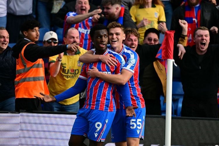 Penyerang Crystal Palace, Eddie Nketiah, merayakan gol bersama Justin Devenny setelah mencetak gol kemenangan di menit akhir pertandingan Liga Inggris antara Crystal Palace dan Liverpool di Selhurst Park di London selatan pada tanggal 27 September 2025.