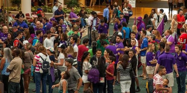 Para pendukung Orlando City SC menunggu kedatangan Kaka di Bandara Internasional Orlando, Orlando, Senin (30/6/2014).