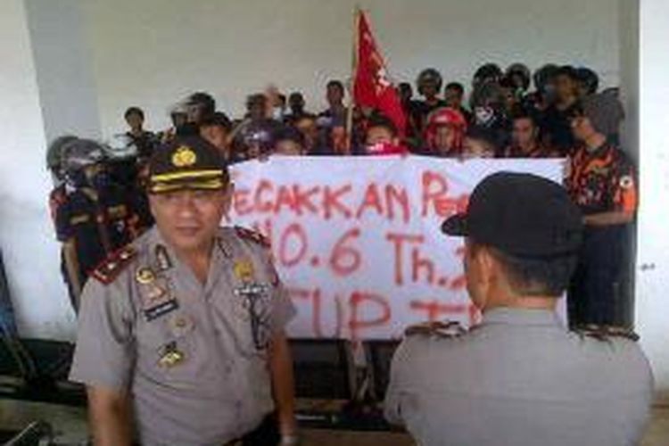 Ratusan mahasiswa di Kabupaten Bone, Sulawesi Selatan menggelar unjukrasa di kantor DPRD setempat menuntut penutupan sejumlah tempat hiburan malam (THM). Senin, (21/10/2013).