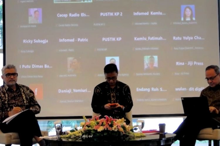 Direktur Jenderal Asia Pasifik dan Afrika Kemenlu RI Abdul Kadir Jailani (kiri) saat memberikan penjelasan tentang beberapa agenda internasional Kemenlu dalam konferensi pers di Jakarta, Jumat (2/12/2022). 