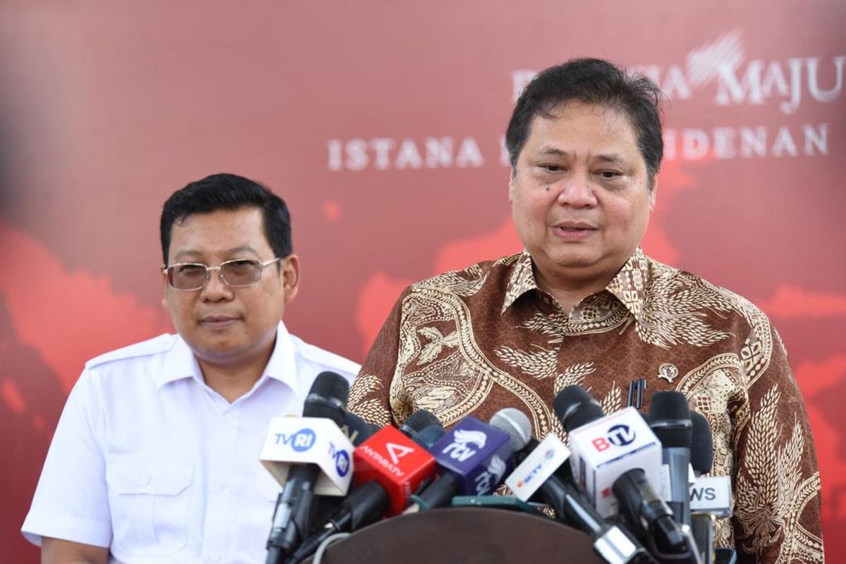 Menko Perekonomian Airlangga Hartanto dalam Rapat Internal di Istana Merdeka, Senin (6/11/2023).