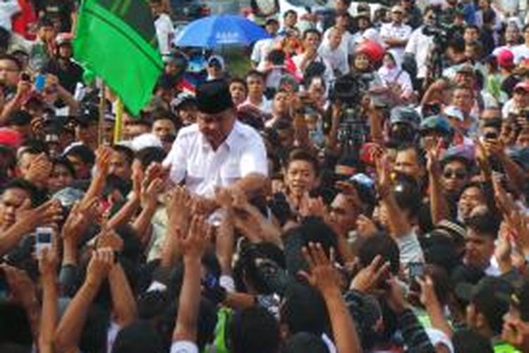 Calon presiden Prabowo Subianto digendong oleh para ajudannya untuk bersalaman dengan warga saat berkampanye di Boyali, Jawa Tengah, Kamis (26/6 /2014)