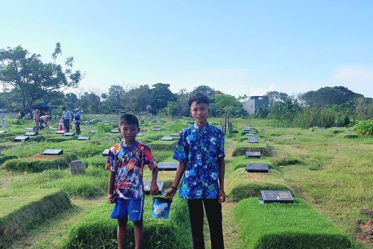 Naufal (11) dan Indra (16) bocah penyiram kuburan di TPU Tegal Alur, Jakarta Barat.