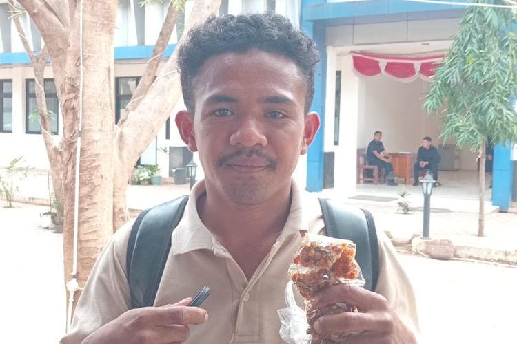 Sempat Menangis Dihina, Alo Pilih Bangkit dan Lanjutkan Kuliah dari Hasil Jual Jagung