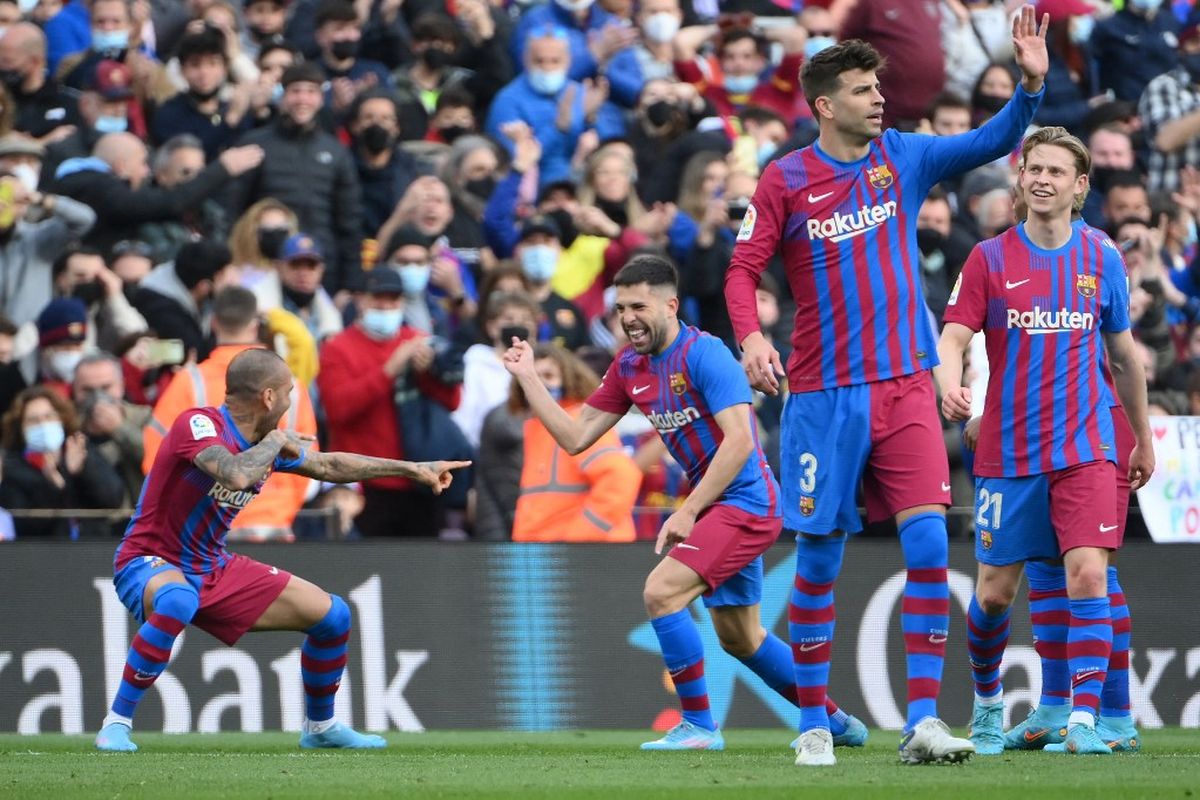 Bek sayap Barcelona, Jordi Alba, melakukan selebrasi usai menjebol gawang Atletico via sepakan voli spektakuler dalam laga Liga Spanyol di Stadion Camp Nou, Minggu 6 Februari 2022.