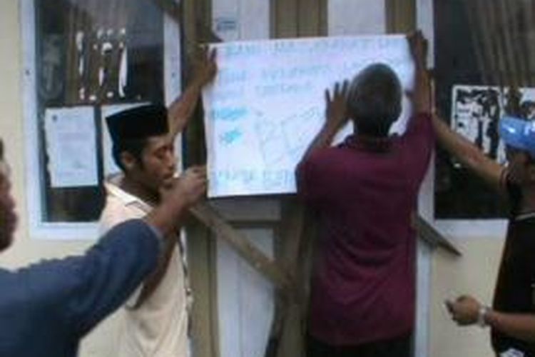 Aparat des malas berkantor hingga pelayanan publik terhambat warga segel kantor desa di Polewali mandar..