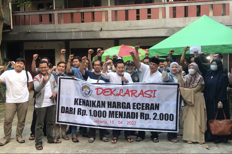 Ikatan Pengusaha Kerupuk DKI Jakarta mendeklarasikan kenaikan harga kerupuk kaleng dari Rp1.000 menjadi Rp2.000 di kawasan Kebagusan, Pasar Minggu, Jakarta Selatan pada Jumat (15/4/2022) sore. Harga kerupuk di Jakarta akan naik menjadi Rp2.000 per buah pada 6 Mei 2022.