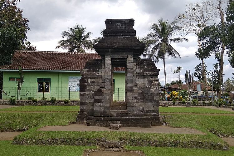 Candi Plumbangan di Blitar, Jawa Timur.